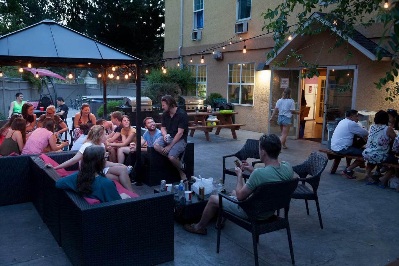เซมซัน เคโลว์นา Hostel ภายนอก รูปภาพ